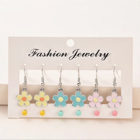Jewelry - Pastel daisy dangle earrings with studs
